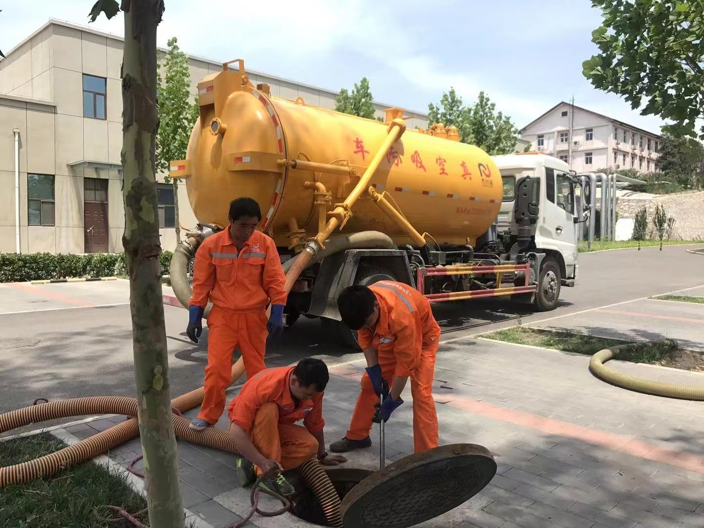 来宾管道疏通车停在窨井附近