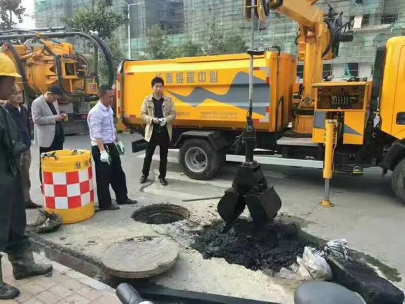 来宾街道：网格员化身“清道夫”，为民解忧疏通“堵心”化粪池