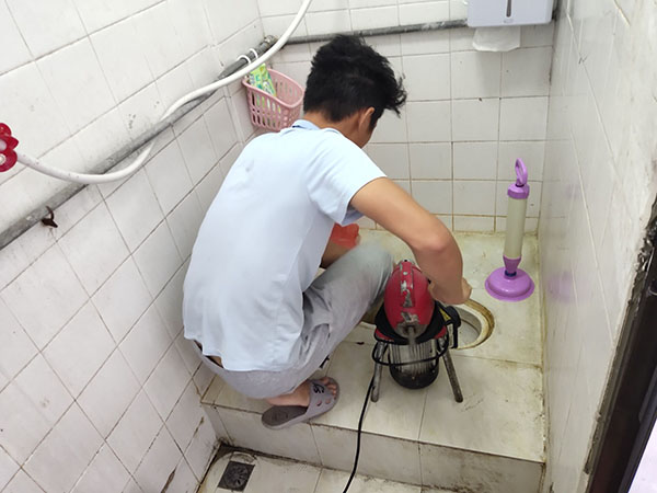 来宾管道堵塞冒臭气 专业师傅现场解决问题