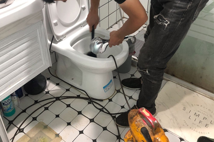 来宾马桶堵塞自己疏通还是找师傅？专业上门服务让你省时更省心